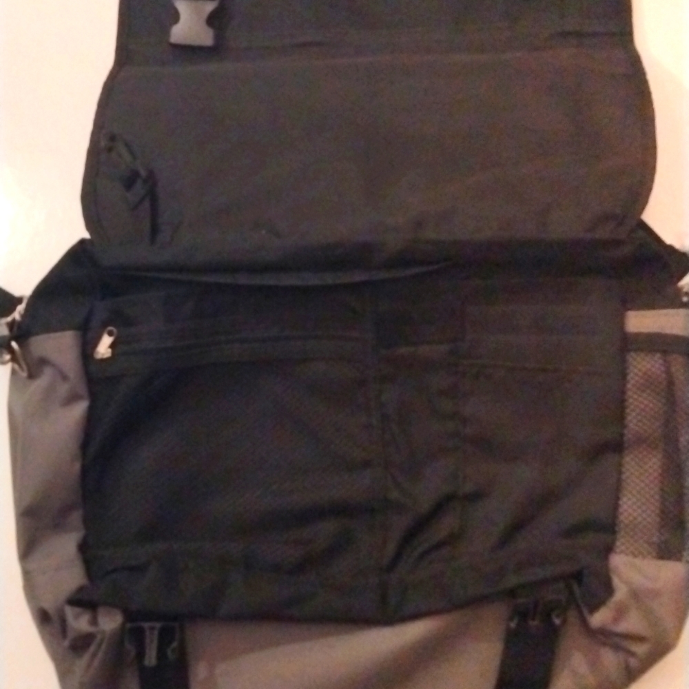A laptop case - Picture 3 of 4